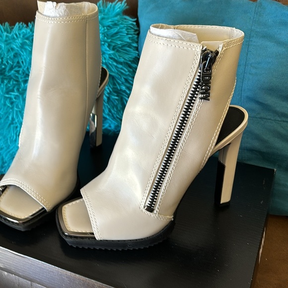 Dkny Malia Leather sandals Sz 9-Bone/Nude - Picture 3 of 6